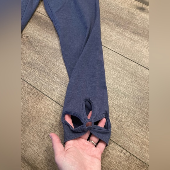 Aerie women’s medium leggings with floral cutout detail on bottoms - Picture 2 of 5